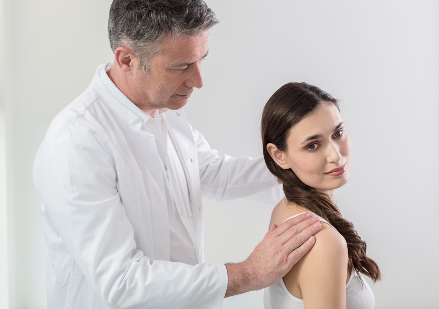 Dr. med. Rudolf Ziolko bei einer orthopädischen Untersuchung im Rahmen einer Zweitmeinung